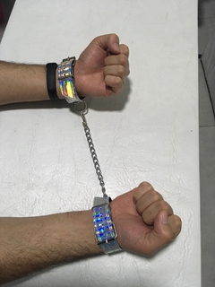 esposas en cuero holografico con cadena en internet