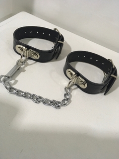 esposas en cuero charolado con cadena