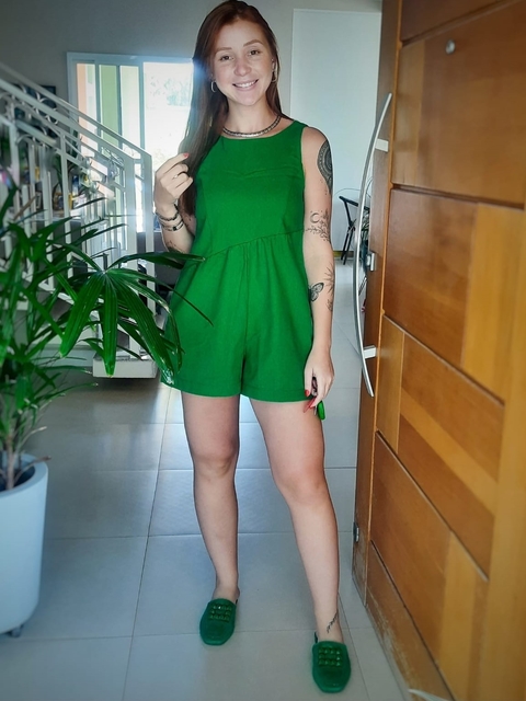 Macaquinho curto verde tecido linho, bolsos laterais, decote nas costas- Leide