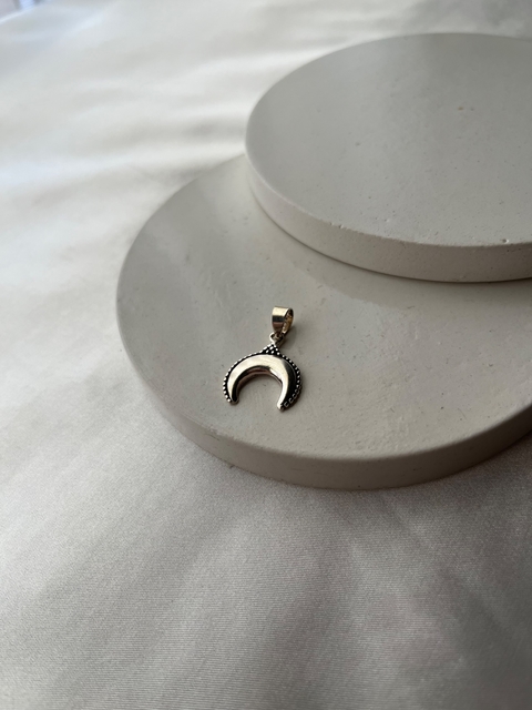 DIJE MEDIALUNA CON PUNTOS