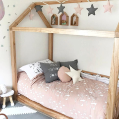 Cama casita barnizada en internet