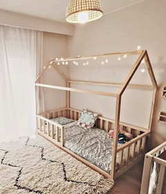 Cama casita con barandas barnizada