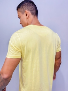 CAMISETA BÁSICA Amarela na internet