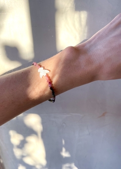 Pulseira Espírito Santo Madréperola com pedras naturais. na internet