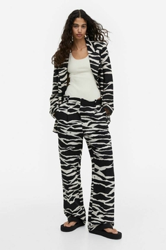 Pantalón pinzado Cebra H&M - comprar online