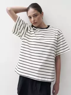 Remera Rayas corte oversized en internet