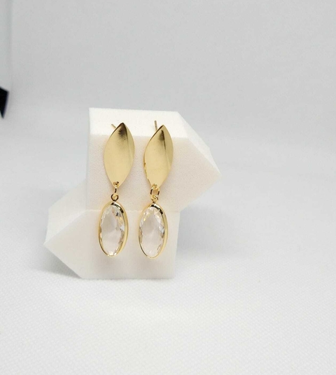 Brinco com pingente oval