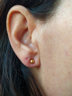 Brinco de bolinha banhado em ouro 18k (3mm)