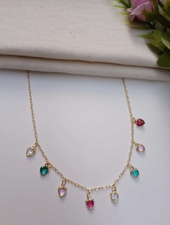 Choker com corações coloridos na internet