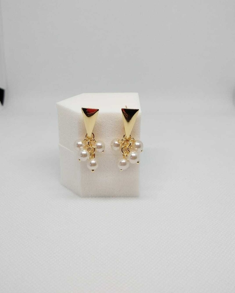 Brinco com pingente de pérolas