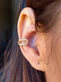 Piercing fake com aplicação de zirconia banhado a ouro