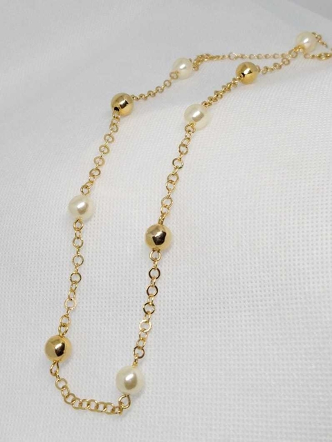 Colar pérolas com bola lisa banhado a ouro