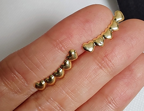 Brinco earcuff corações