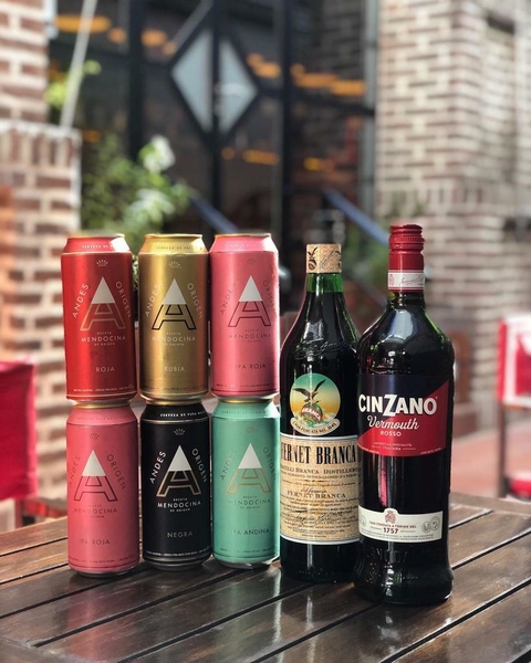 Combo birra, fernet, y vermouth.