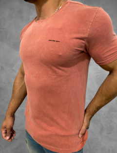 Camiseta Calvin Klein Jeans rosa básica logo peito - comprar online