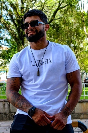 Camiseta Lamafia branca escrita no peito