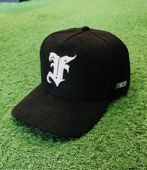 BONÉ SNAPBACK CAMURÇA PRETO LOGO BRANCO