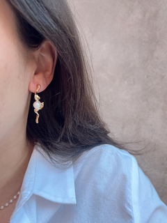 Brinco orgânico pérola banhado a Ouro 18k - comprar online