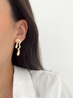 Brinco orgânico ondas banhado a Ouro 18k
