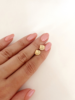 Brinco mini conchinha banhado a Ouro 18k - MLA semijoias
