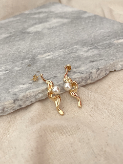 Brinco orgânico pérola banhado a Ouro 18k
