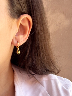 Brinco de argola pingente concha banhado a Ouro 18k - MLA semijoias