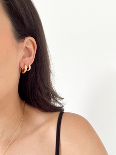 Brinco de argola click fina G banhado a Ouro 18k - comprar online