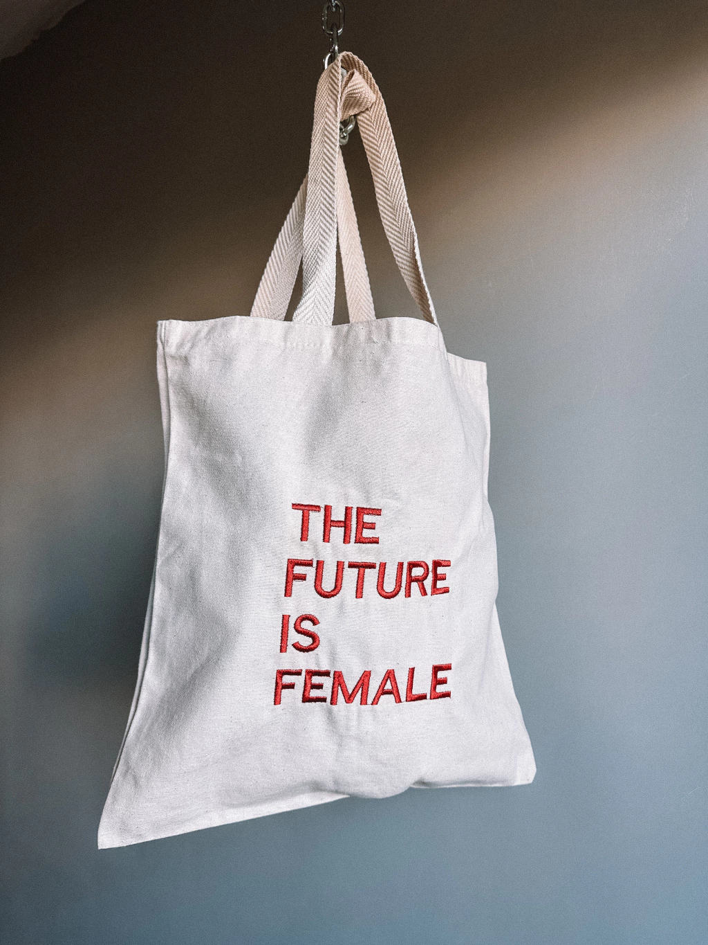 TOTE BORDADA THE FUTURE IS FEMALE