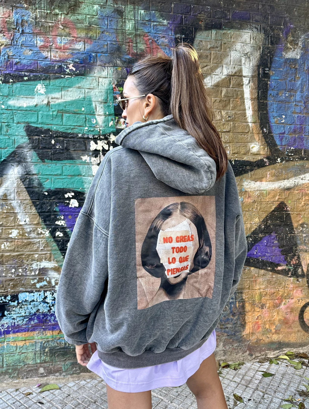 HODDIE NO CREAS TODO LO QUE PIENSAS