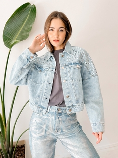 campera de jean con tachas