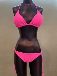 Bikini rosa neón.