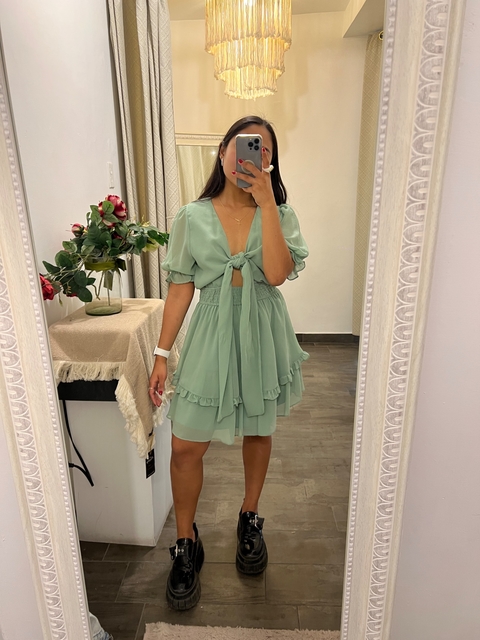 Vestido verde volado