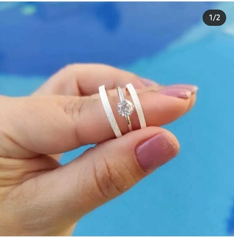 Par de Alianças em Prata Diamantadas + Solitario
