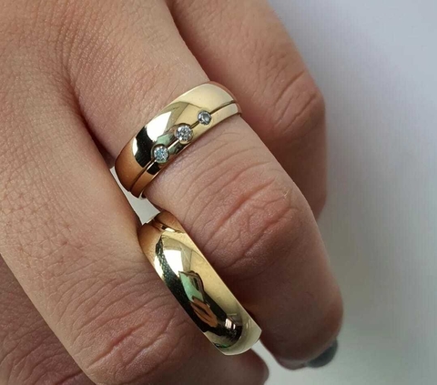 Par de Alianças em Moedas Antigas 6mm abauladas com 3 pedras Cravejadas