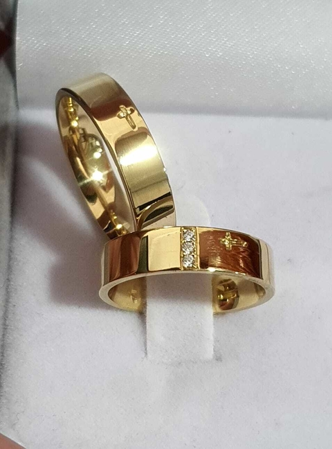 Par de Alianças em Moedas Antigas com 3 pedras e Cruz Desenhada