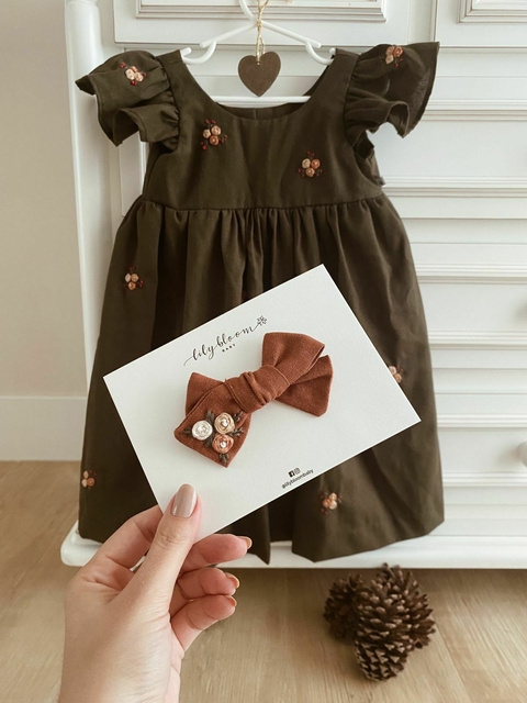 Vestido Magnólia - Linho Verde Musgo - Bordado à mão