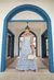 Vestido longo azul claro.