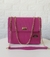 bolsa pink com alça de corrente dourada