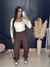 Calça estilo cargo com bolsos na internet