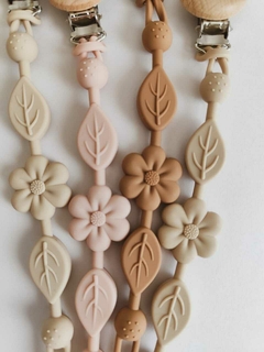 Portachupetes Silicona Flores en internet