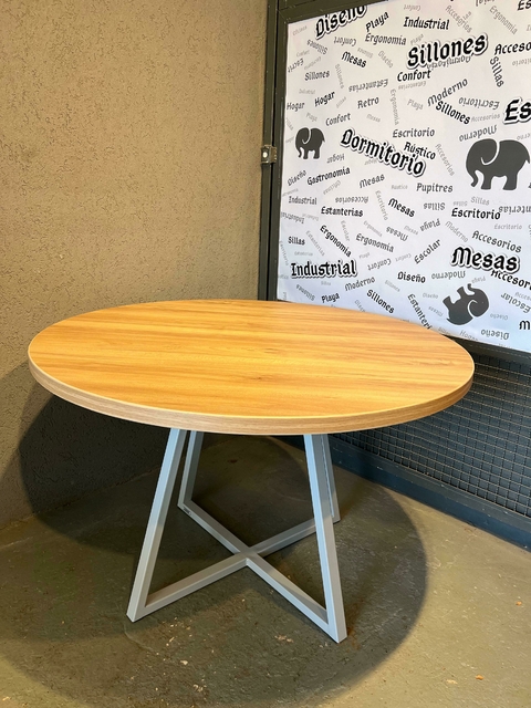 MESA REDONDA CON BASE PIRAMIDAL