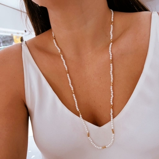 Colar longo dourado de pérolas