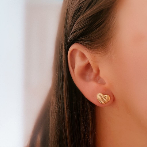 Brinco Dourado de Coração Pequeno Ondulado