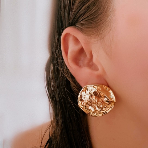 Brinco Dourado Redondo Martelado Médio