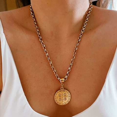 Colar dourado elo português com pingente removível de São Bento