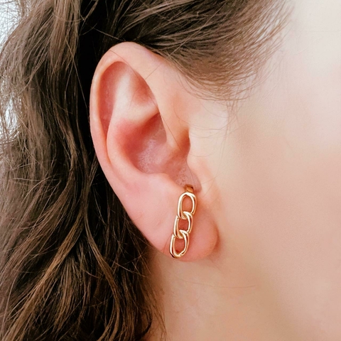 Brinco Ear Hook Dourado de Corrente
