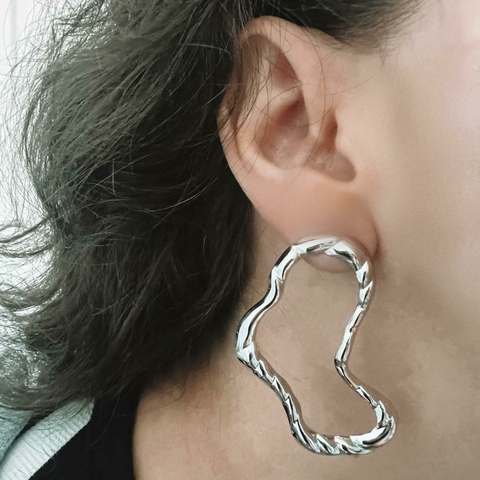 Brinco Minimalista trabalhado Prata Carol