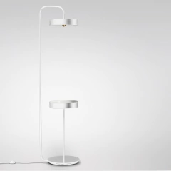 Acopla de pie con mesa en internet
