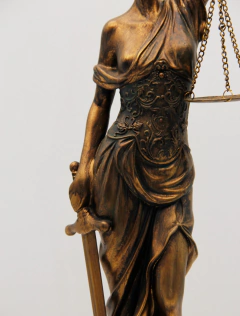 ESCULTURA JUSTICIA en internet