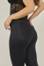 Calça glossy com botão na internet